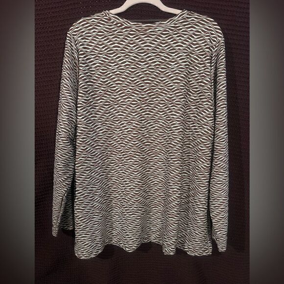 Ava & Viv Blouse. Long sleeved top. Plus Size. - Picture 3 of 6